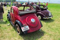 Trimoba AG / Oldtimer und Immobilien,Topolinos lassen die Herzen höher schlagen: Rechts: Fiat Topolino C 1949; 4 Zyl., 500ccm, 18PS, 90km/h / links: Fiat 500A Topolino 1936-38; 4 Zyl., 0.6l, 13 PS 