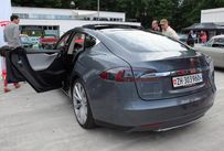 Trimoba AG / Oldtimer und Immobilien,Tesla Model S Elektrofahrzeug mit Hinterradantrieb. 0-100 in 4.4 s, Reichweite 500km Antriebsstrang mit Flüssigkühlung 60-kWh-Lithium-Ionen-Batterie, Einganggetriebe