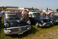 Trimoba AG / Oldtimer und Immobilien,li: Buick Special 1956 /  re: Cadillac Serie 62 Hardtop 1957